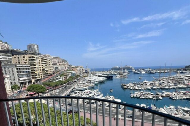 Le Bristol : Appartement 2 pièces avec vue F1 & port – Fort potentiel